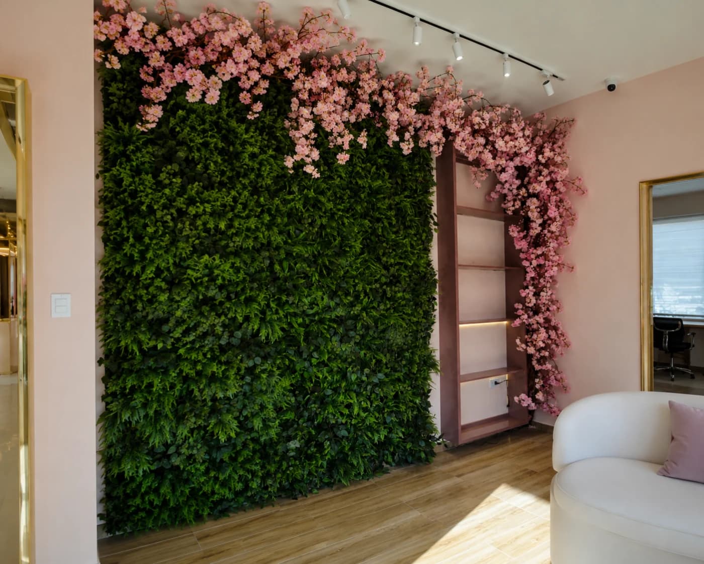 Recepção de escritório com jardim vertical coberto por flores permanentes cor-de-rosa