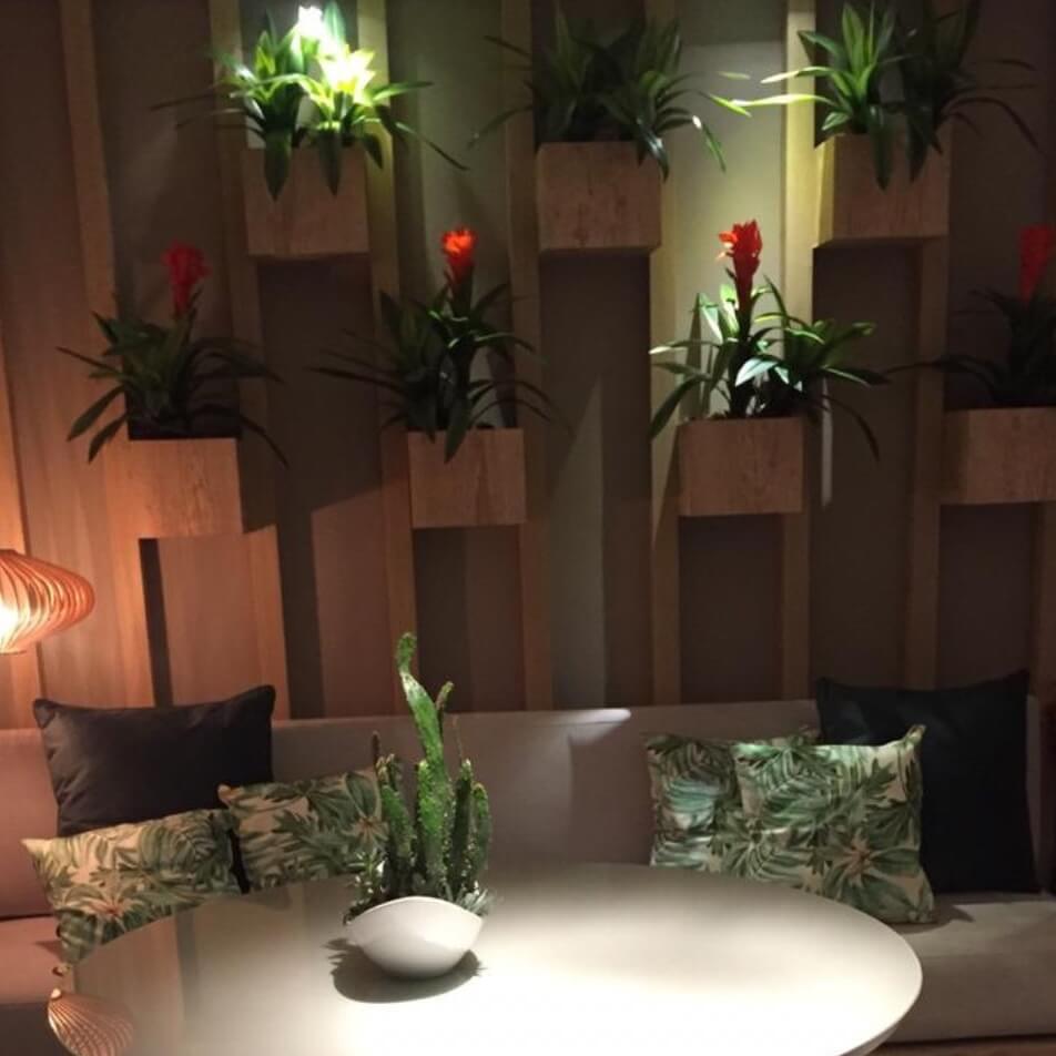 Ambiente acolhedor da Flórida Decorações com jardim vertical modular em restaurante - projeto comercial premium